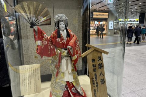 新大阪駅の文楽人形